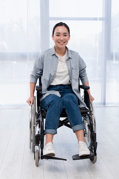 Бесплатное фото Полная съемка счастливая женщина в инвалидной коляске