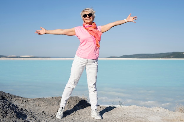 Free photo full shot happy woman posing