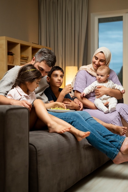 Foto gratuita famiglia islamica a tutto campo sul divano