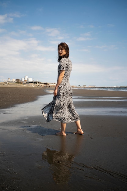 무료 사진 해변에서 전체 샷 일본 여자
