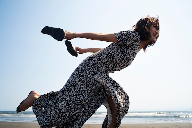 Полный снимок японской женщины, бегущей на пляже