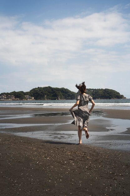 走っているフルショット日本人女性