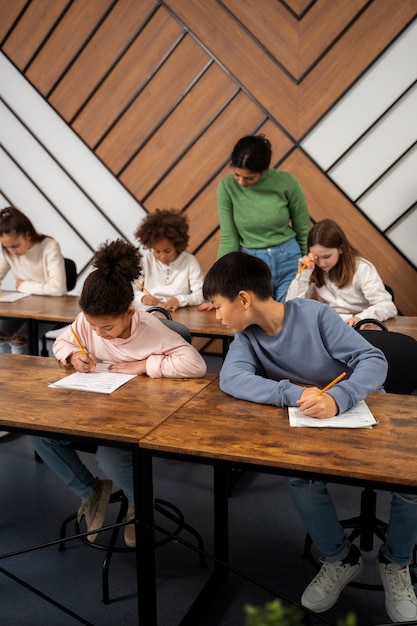 Ragazzino a tutto campo che tradisce a scuola