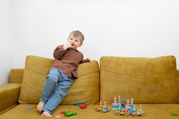 自宅のソファでフルショットの子供