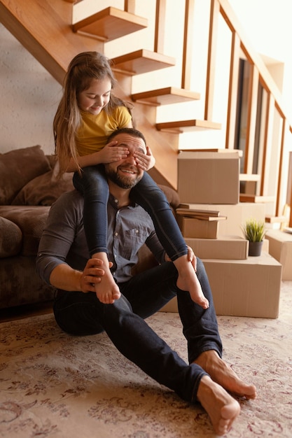 Bambino pieno del colpo che copre gli occhi del padre