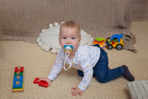 Free photo full shot kid crawling at home