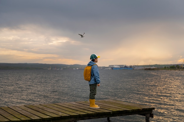 Foto gratuita ragazzo a tutto campo che esplora l'ambiente naturale