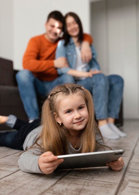 タブレットで床にフルショットの子供