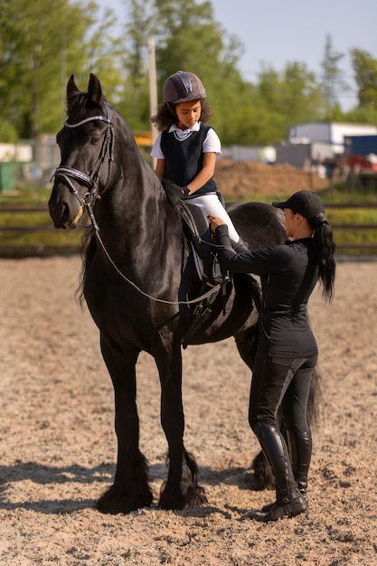 無料写真 乗馬を学ぶフルショットの子供