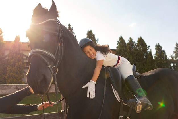 無料写真 乗馬を学ぶフルショットの子供