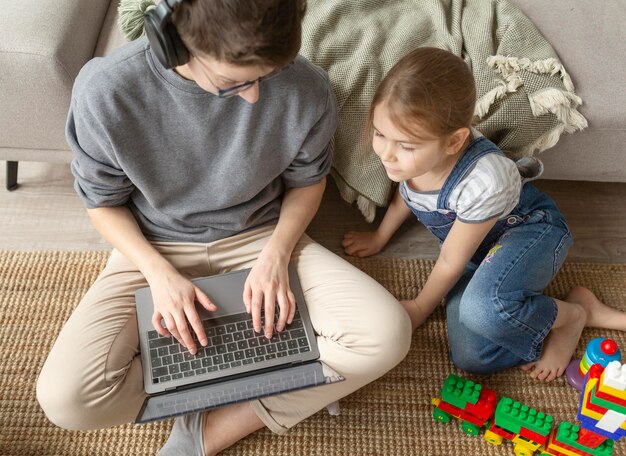 床にフルショットの子供と親