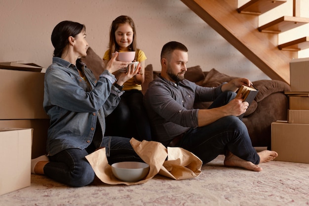 Free photo full shot kid and parents indoors