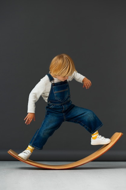 Bambino a tutto campo che gioca in studio