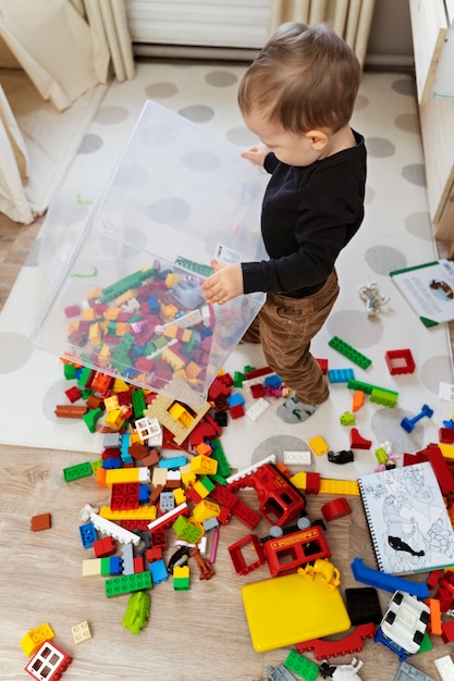 カラフルなおもちゃで遊ぶフルショットの子供