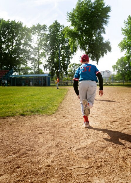 フィールドで走っているフルショットの子供