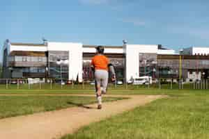 Foto gratuita bambino a tutto campo che corre all'aperto