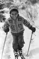 Foto gratuita piccolo ragazzo che scia monocromatico