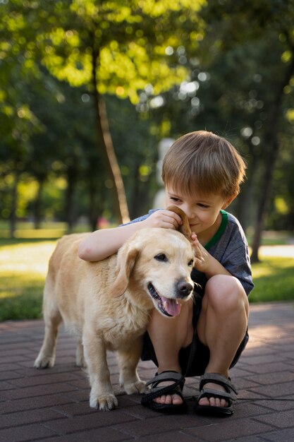 犬の匂いを嗅ぐフルショットの子供