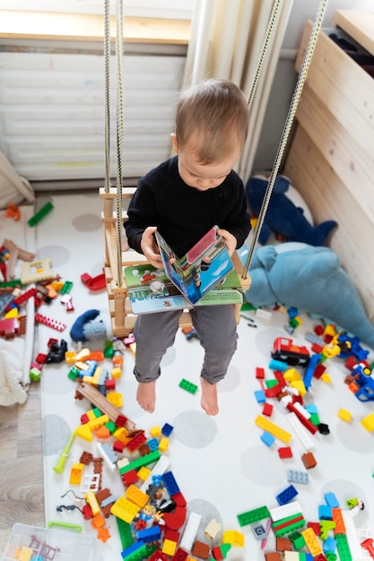 本を持っているスイングのフルショットの子供