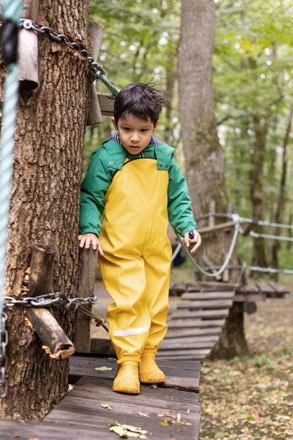 橋の上を歩くフルショットの子供