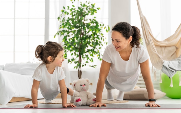 板をやってフルショットの子供と女性