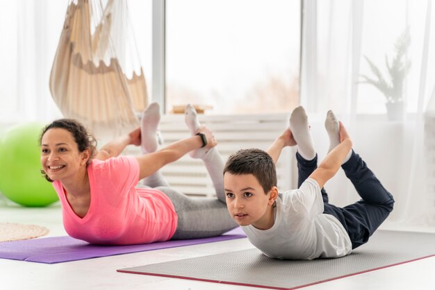 フルショットの子供と女性のトレーニング