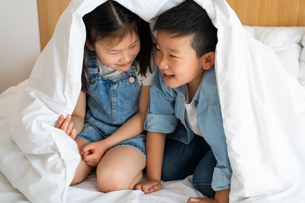 Bambini a tutto campo sotto la coperta