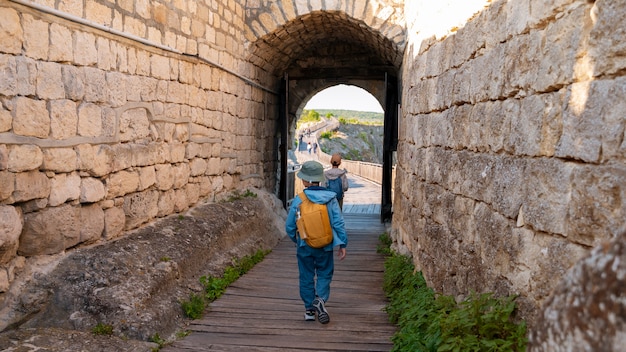 Foto gratuita bambini a tutto campo che esplorano l'ambiente naturale