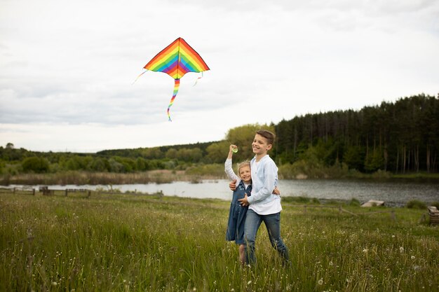 凧を飛ばすフルショットの子供たち