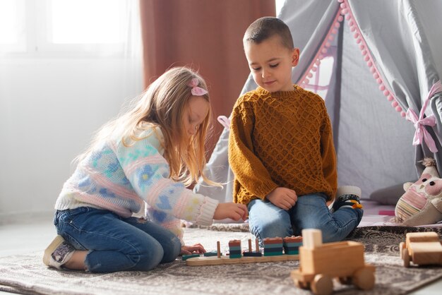 Bambini a tutto campo che giocano a casa