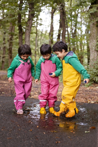 Бесплатное фото Полный выстрел дети играют в грязи
