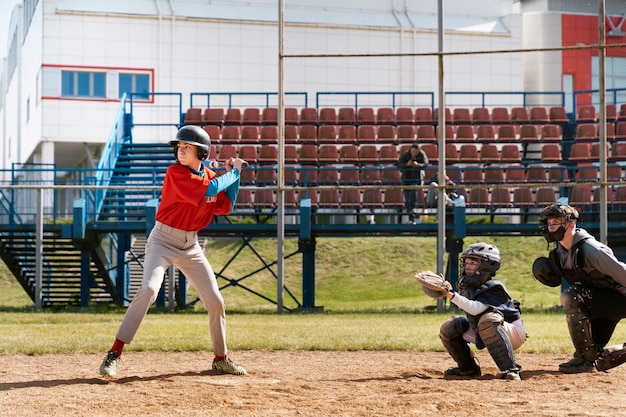 Bambini a tutto campo che giocano a kickball