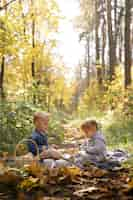 Foto gratuita bambini a tutto campo che giocano nella natura