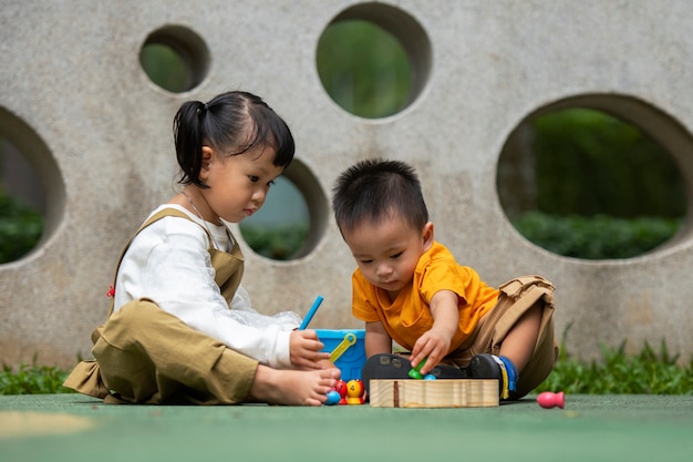 屋外で遊ぶフルショットの子供