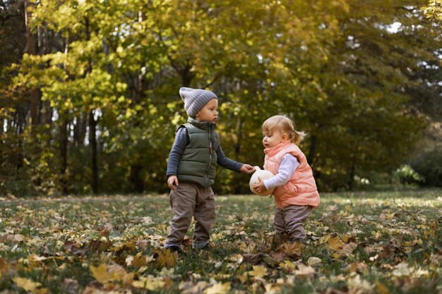 Full shot kids playing together