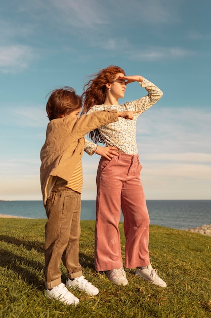 Foto gratuita bambini del colpo pieno che stanno sul campo