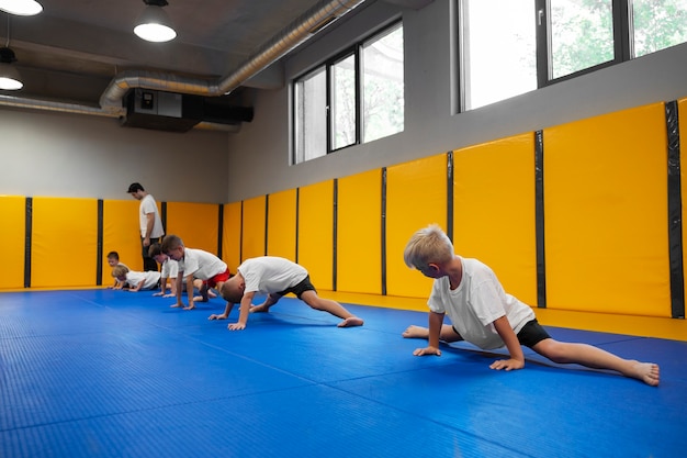 Foto gratuita bambini a tutto campo che si allenano in palestra