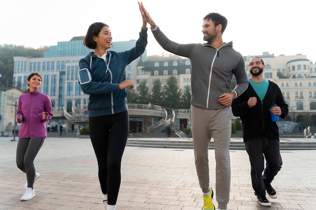 Foto gratuita immagine completa di persone latine che si allenano all'aperto