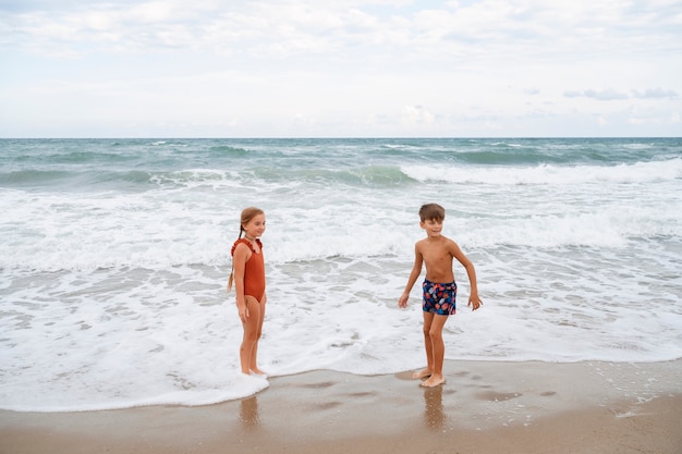 Foto gratuita bambini piccoli che si divertono in spiaggia