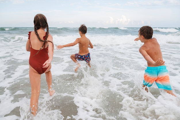 Foto gratuita bambini piccoli che si divertono in spiaggia