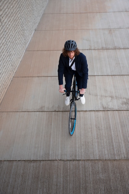 Foto gratuita uomo del colpo pieno in bicicletta con il casco