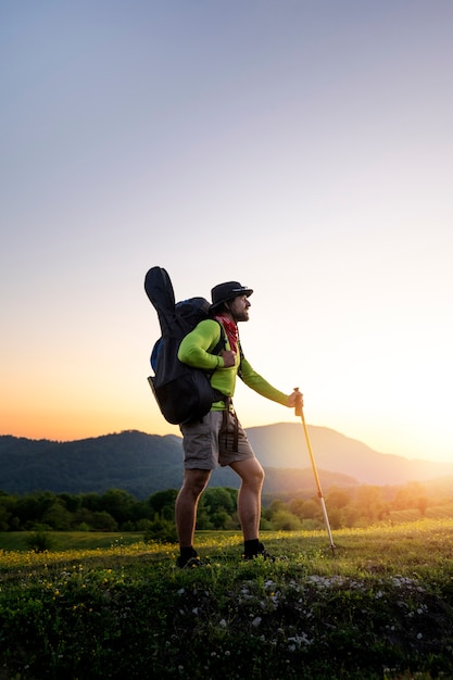 Foto gratuita zaino per il trasporto dell'uomo a tutto campo