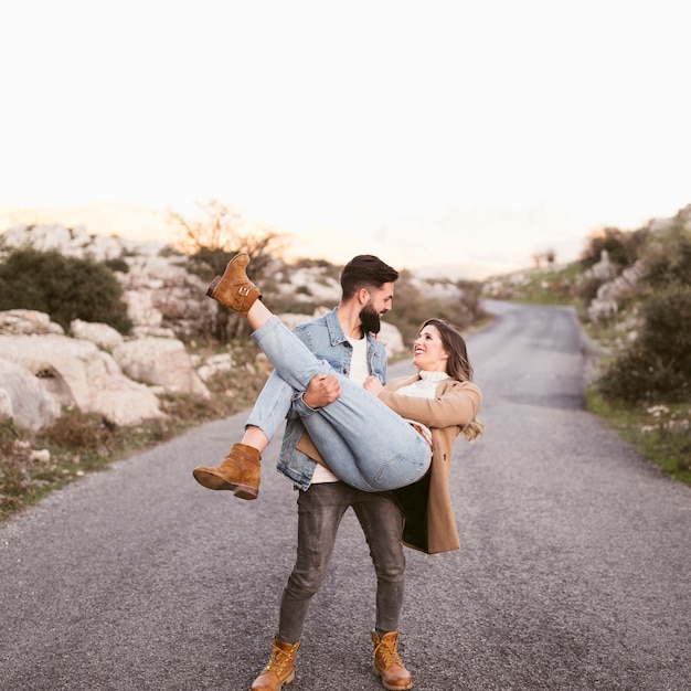 Full shot  man carrying his girlfriend