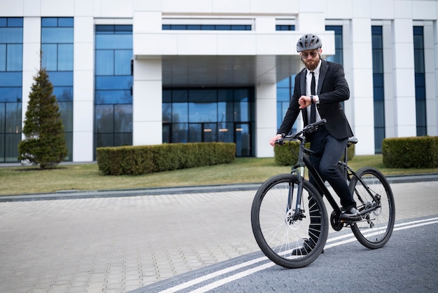 Foto gratuita orologio di controllo dell'uomo del colpo pieno