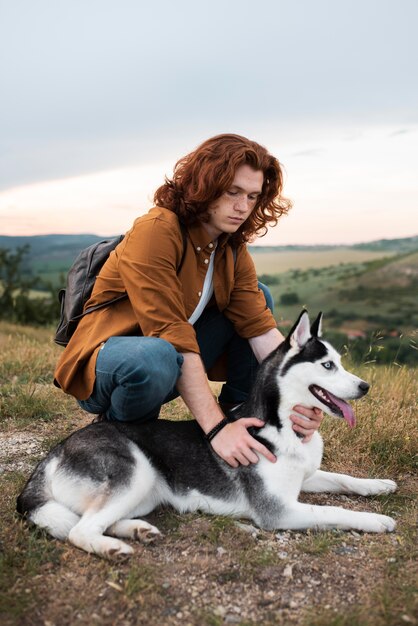 フルショットの男とかわいい犬