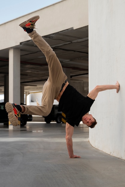 Foto gratuita uomo a figura intera che fa addestramento al parkour