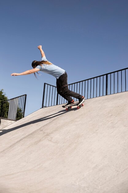 skatepark에서 트릭을 하 고 전체 샷 남자