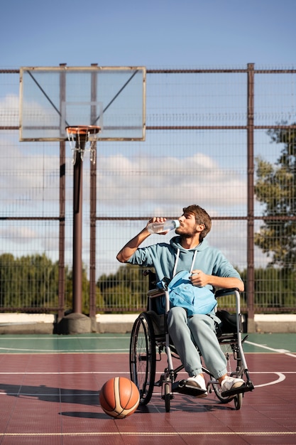 Uomo a tutto campo che beve acqua