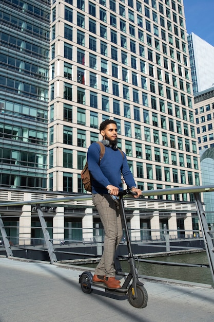 Uomo a tutto campo su scooter elettrico