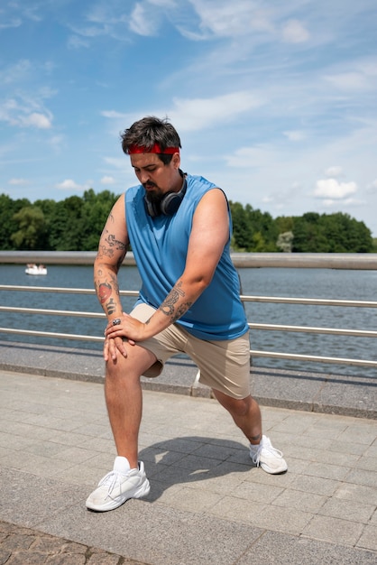 屋外で運動するフルショットの男